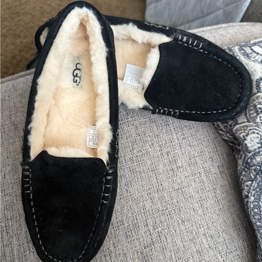 UGG Wonen’s Black Suede Loafers